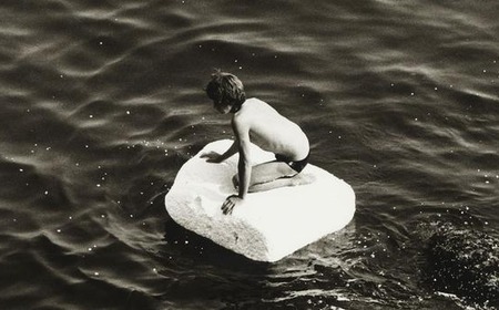 (Détail) Peter Hujar, Boy on Raft (1978) © Peter Hujar Archive, LLC, courtesy Pace/MacGill Gallery, New York and Fraenkel Gallery, San Francisco